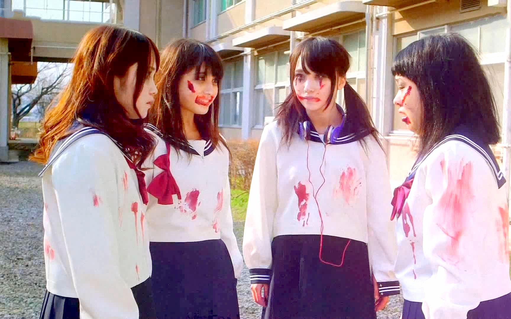 日本被丧尸占领，女高中生为了保命，把自己化装成丧尸